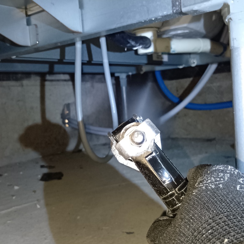 床下の土壌に防蟻剤を散布