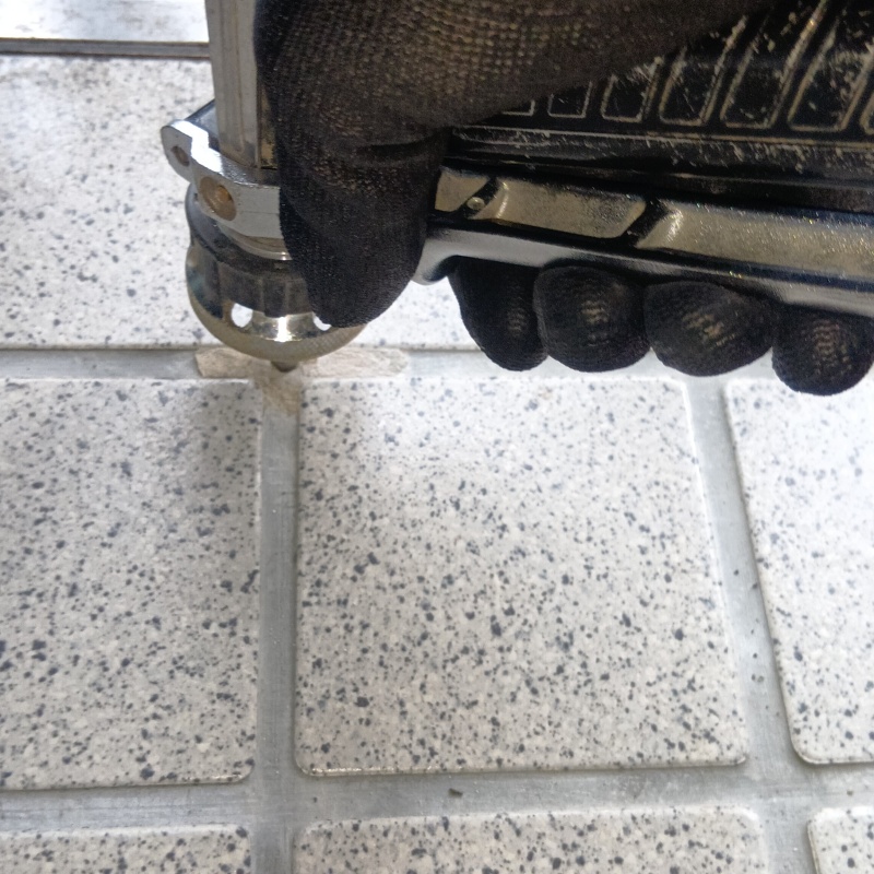 床に穴を開けて防蟻剤を注入