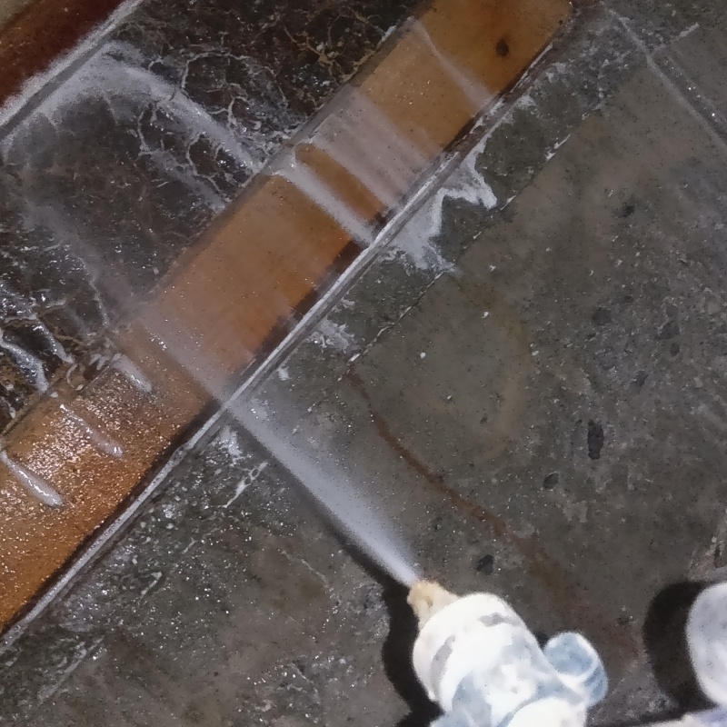 床下の木材にシロアリ駆除剤を散布