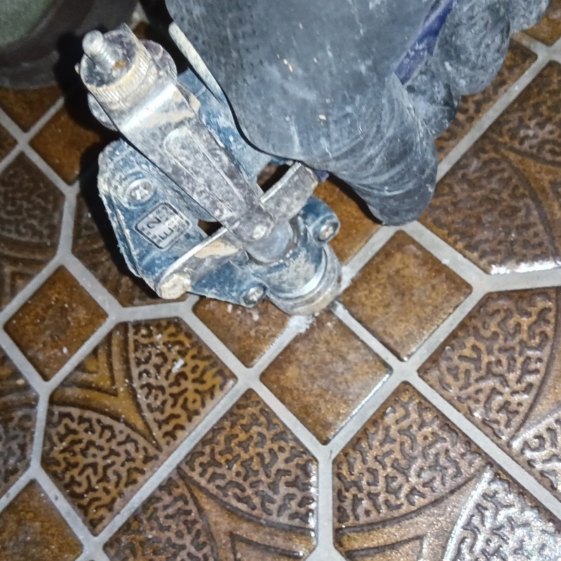 床に穴を開けてシロアリ駆除剤を注入