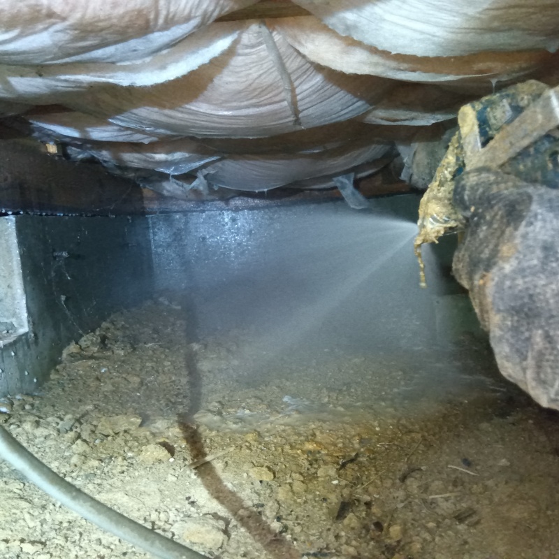 床下の土壌にシロアリ駆除剤を散布