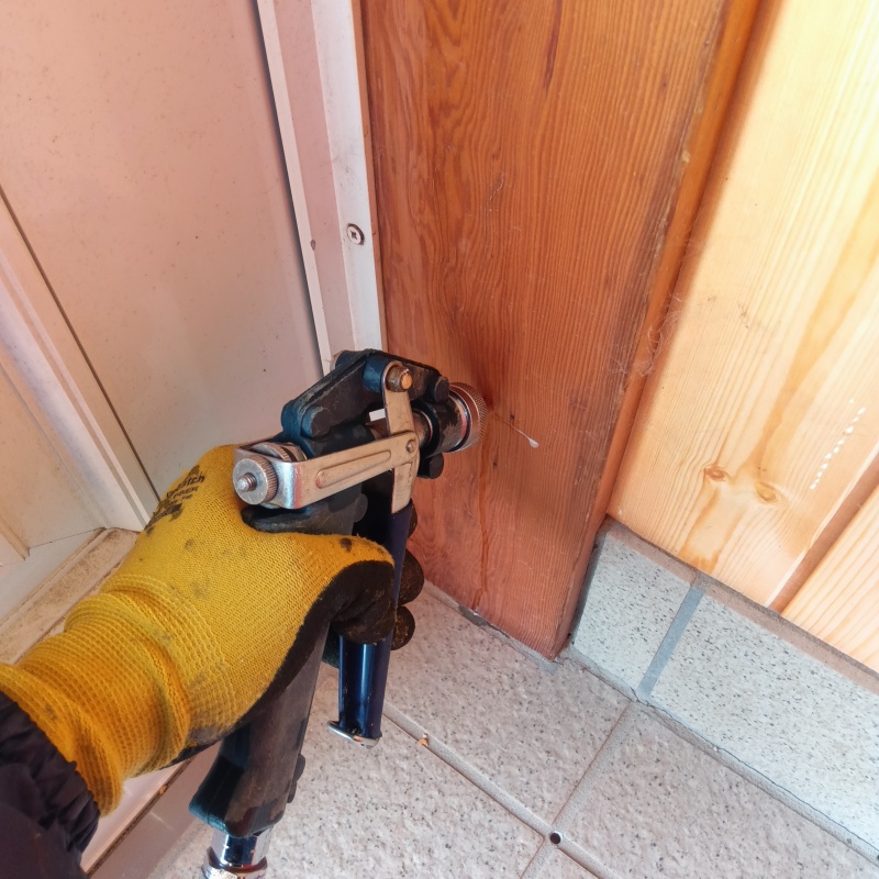 柱に穴を開けてシロアリ駆除剤を注入