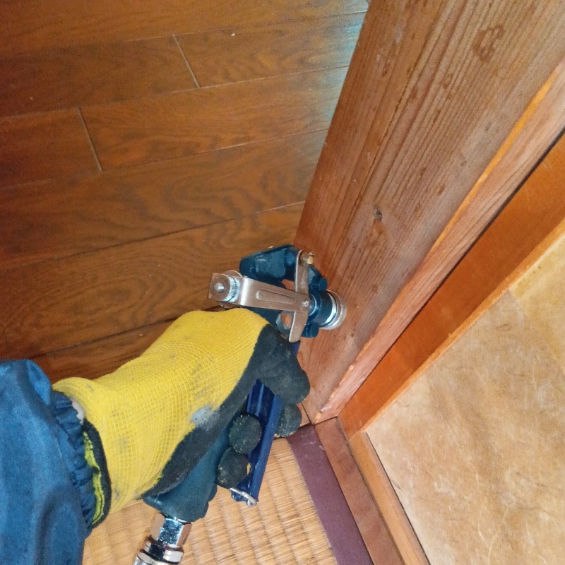 柱に穴を開けてシロアリ駆除剤を注入