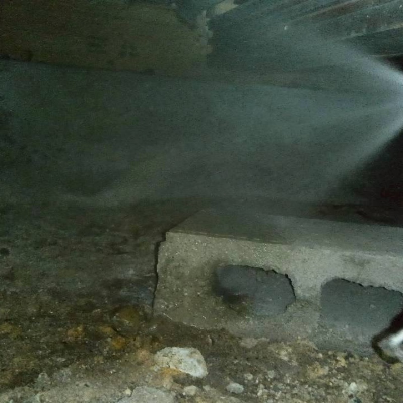 床下の土壌にシロアリ駆除剤を散布