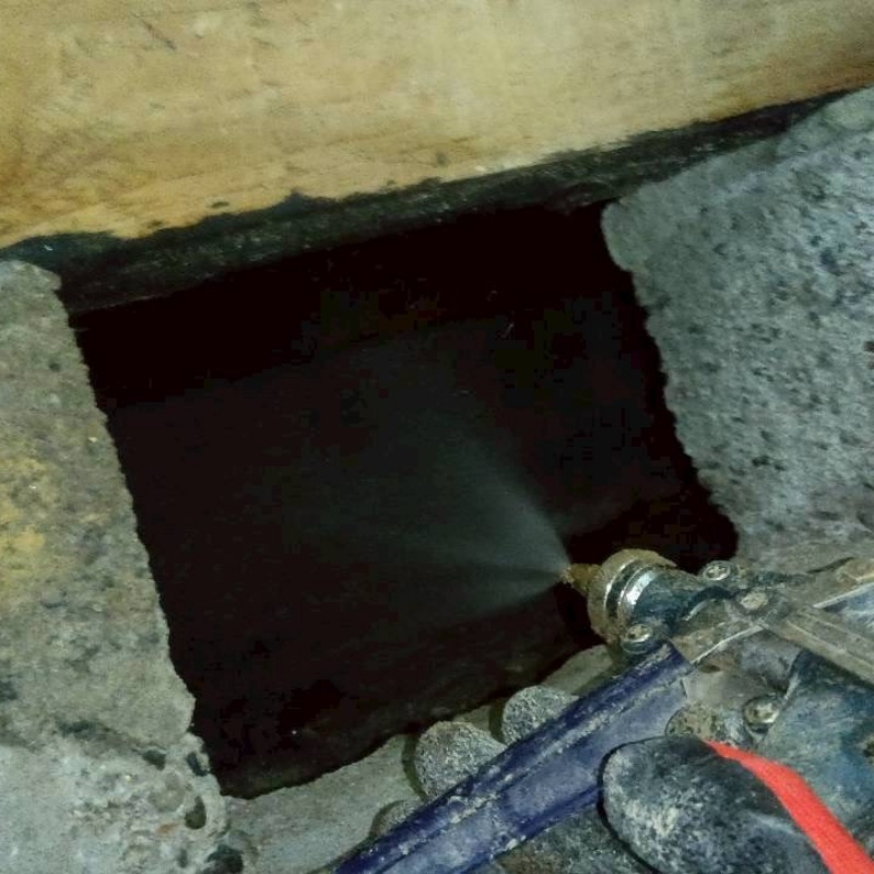 床下の土壌にシロアリ駆除剤を散布