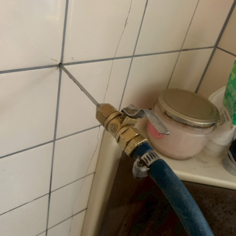 壁に穴を開けてシロアリ駆除剤を注入