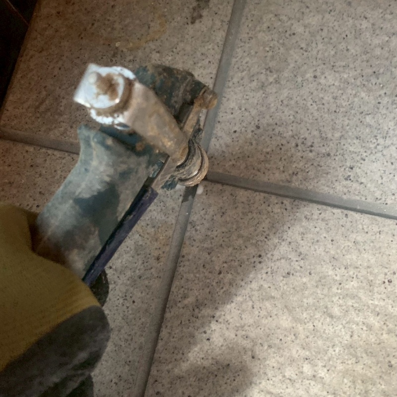 床に穴を開けてシロアリ駆除剤を注入