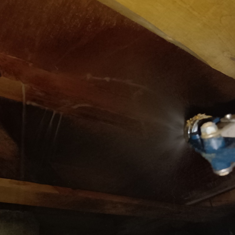 床下の木材にシロアリ駆除剤を散布