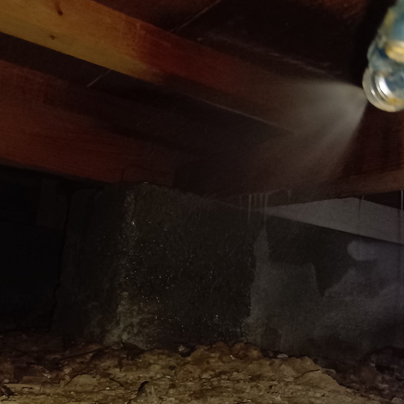 床下の土壌にシロアリ駆除剤を散布