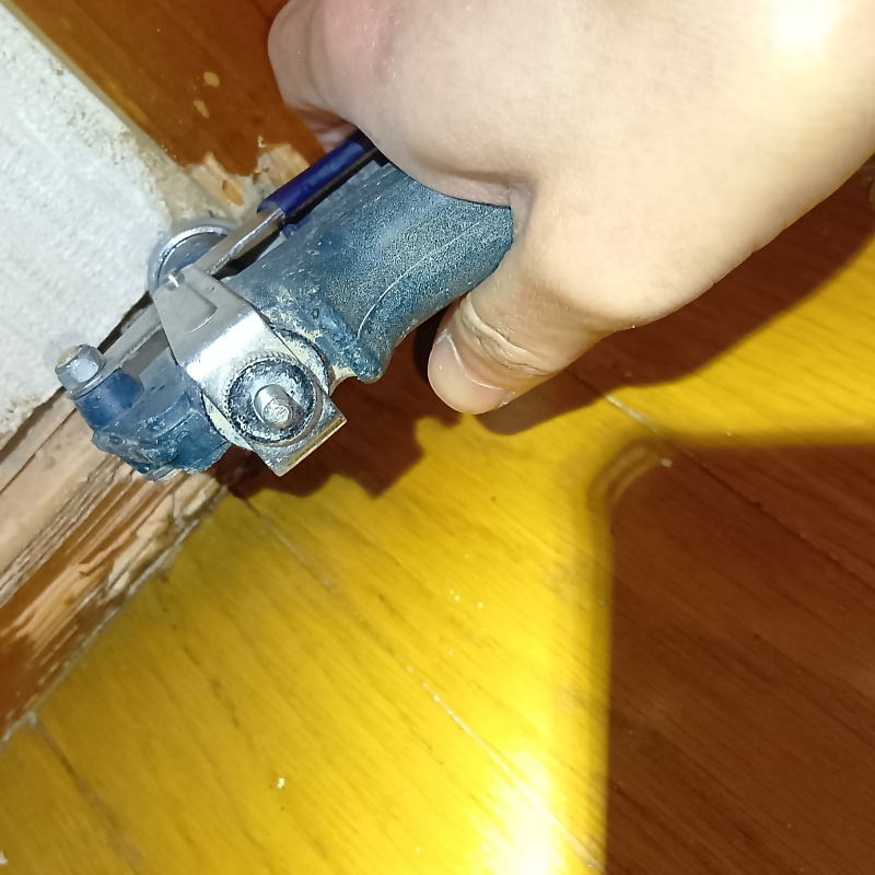 柱に穴を開けてシロアリ駆除剤を注入