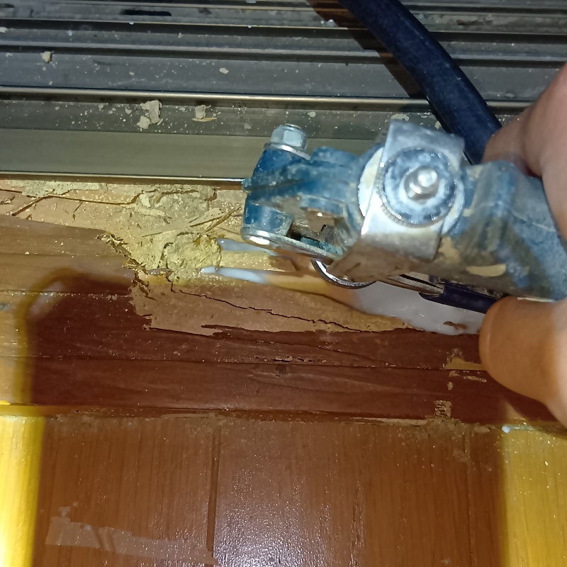 柱に穴を開けてシロアリ駆除剤を注入