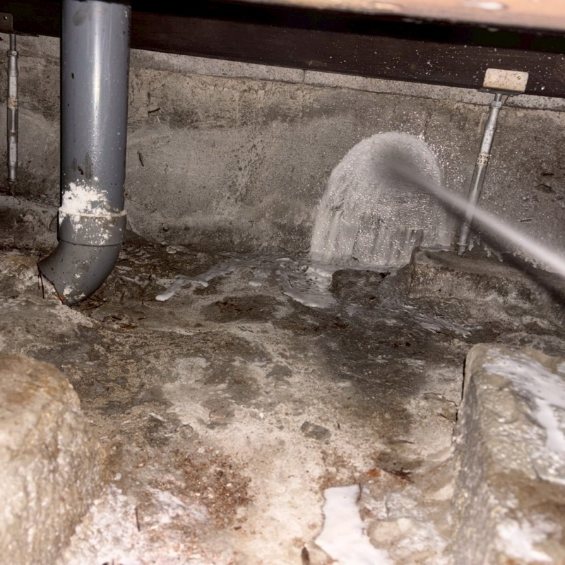 地面にシロアリ駆除剤を散布