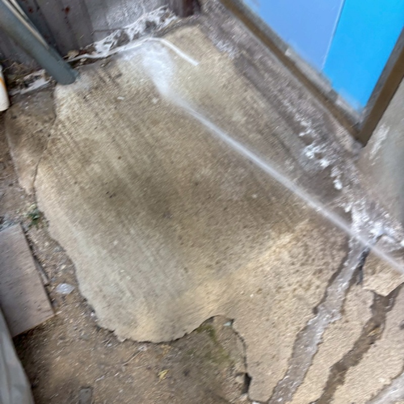 土間付近にシロアリ駆除剤を散布