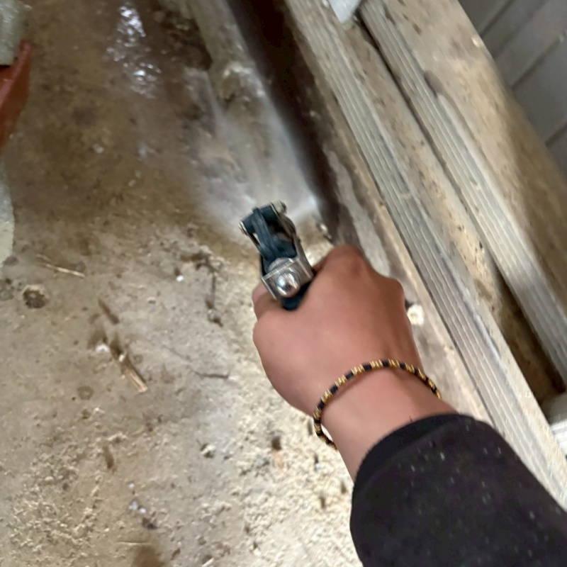 建物外周にシロアリ駆除剤を散布