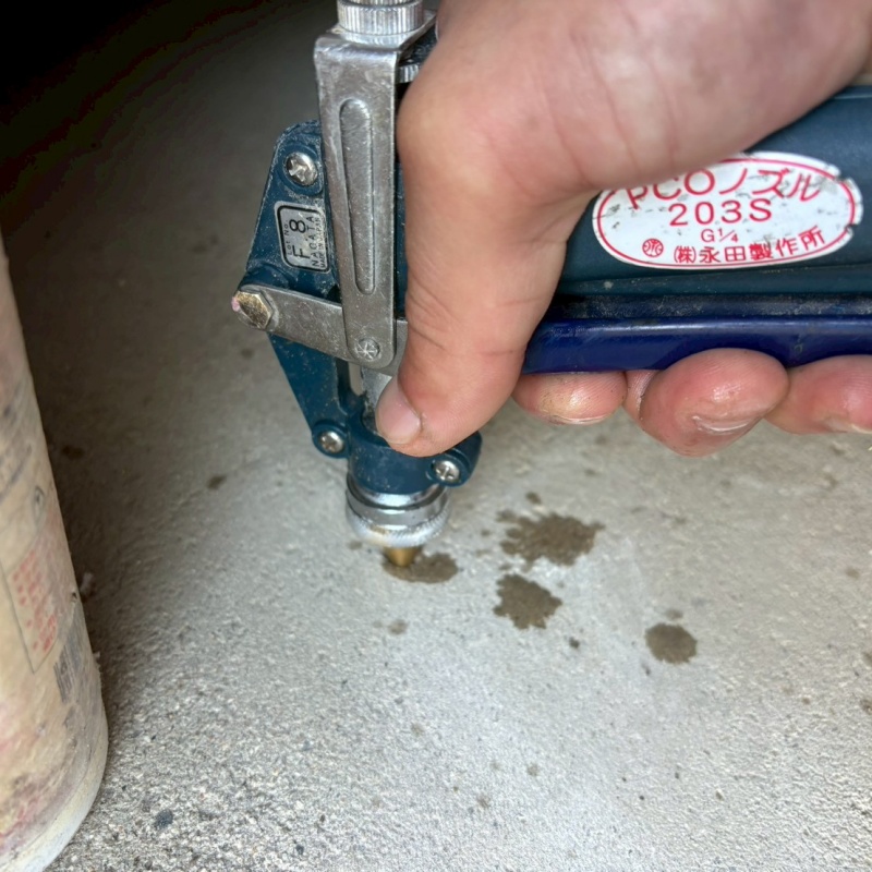 床に穴を開けてシロアリ駆除剤を注入