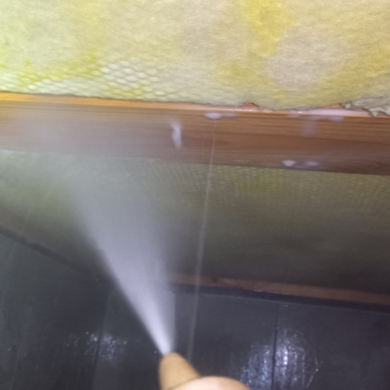 床下の木材に防蟻剤を散布