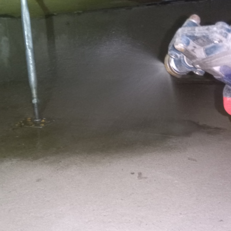 地面に防蟻剤を散布