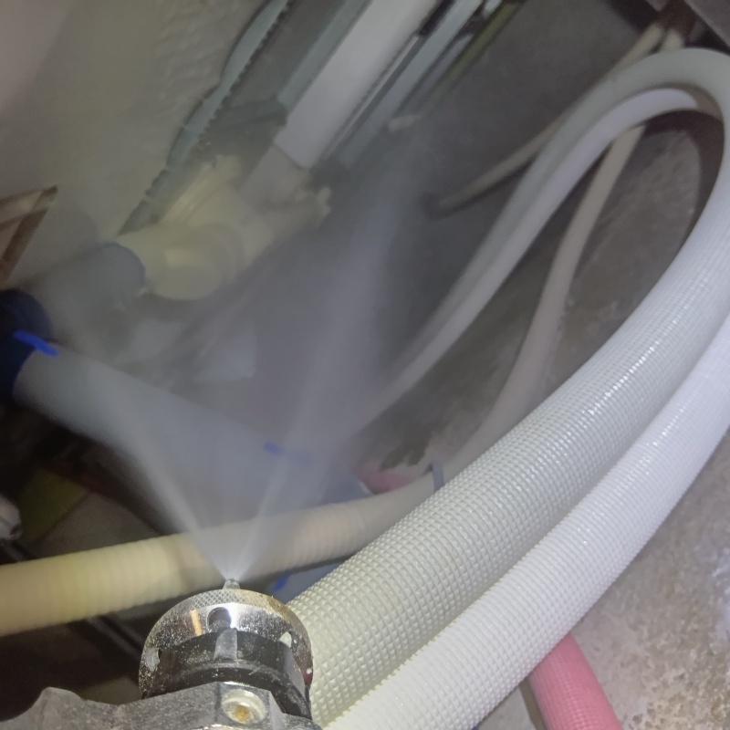 床下の木材に防蟻剤を散布