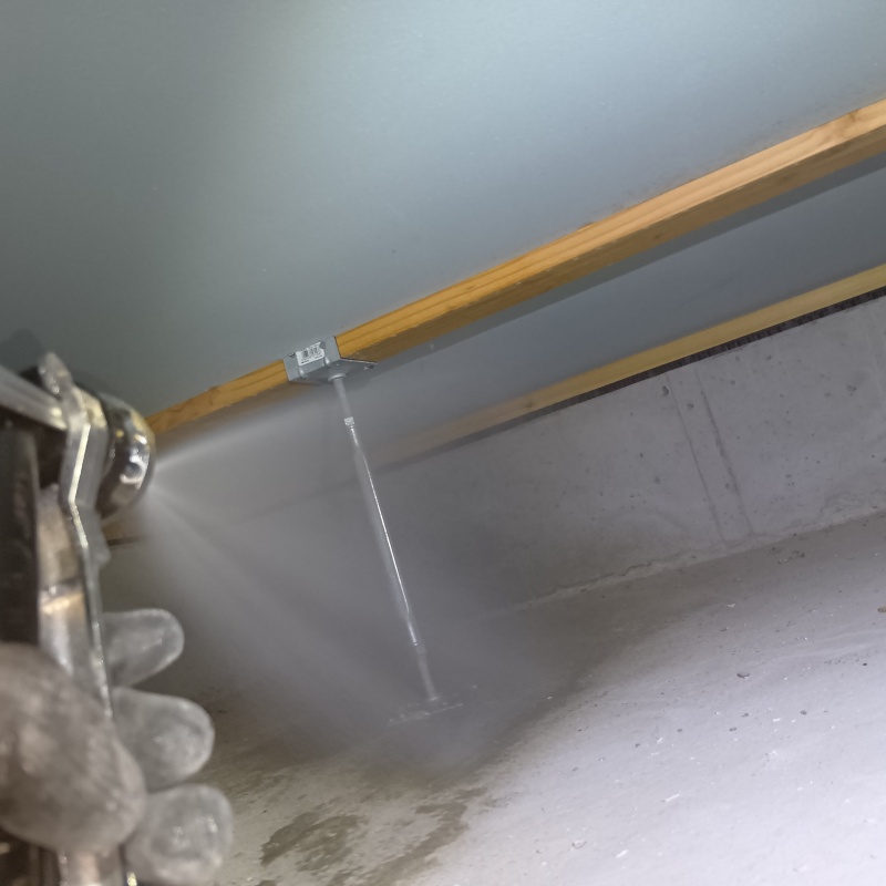 地面に防蟻剤を散布