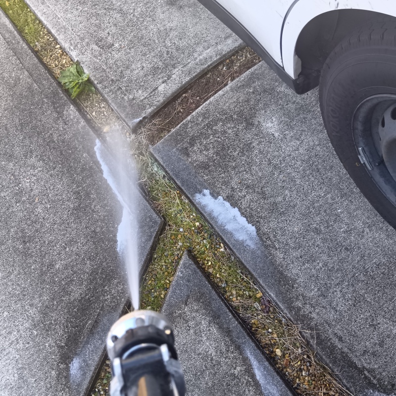 庭の土壌に防蟻剤を散布