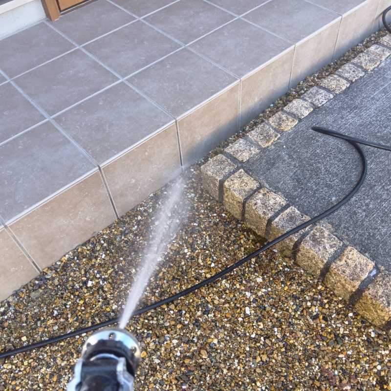 建物外周に防蟻剤を散布