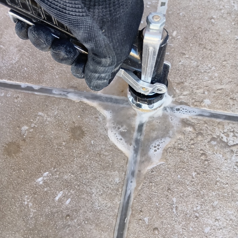 床に穴を開けて防蟻剤を注入