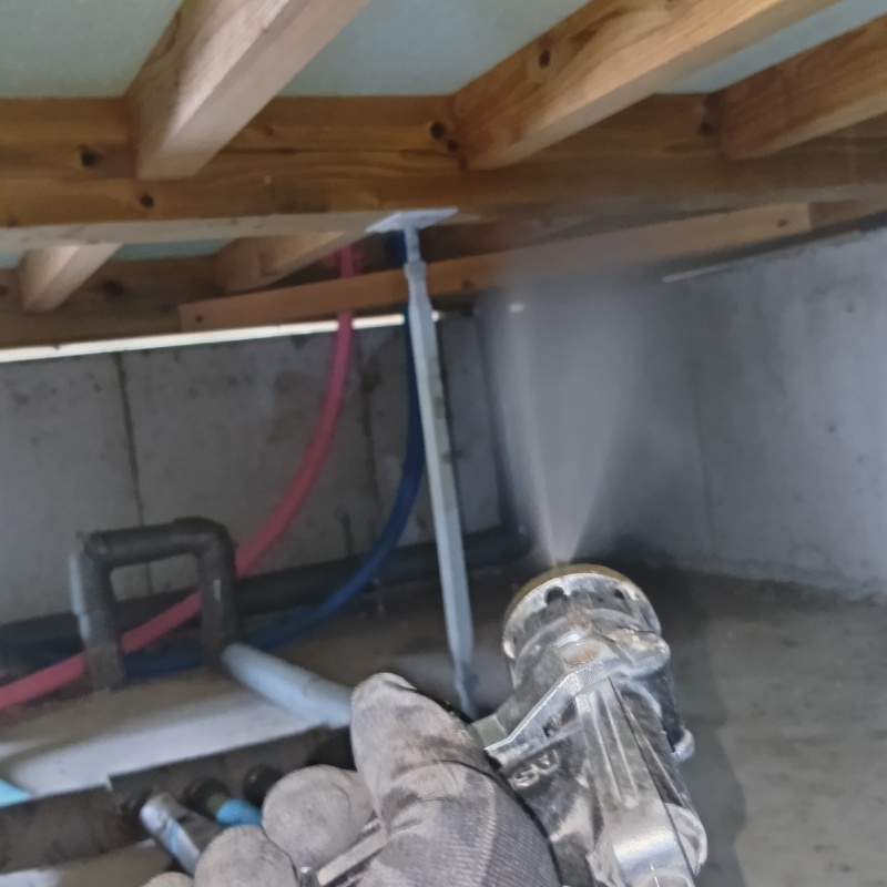 床下の木材に防蟻剤を散布