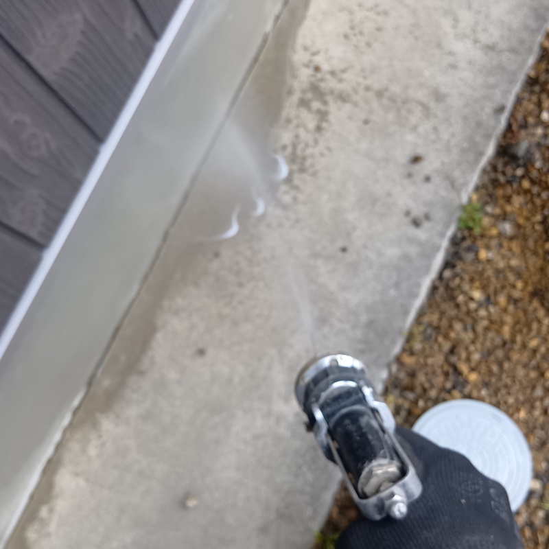 建物外周に防蟻剤を散布