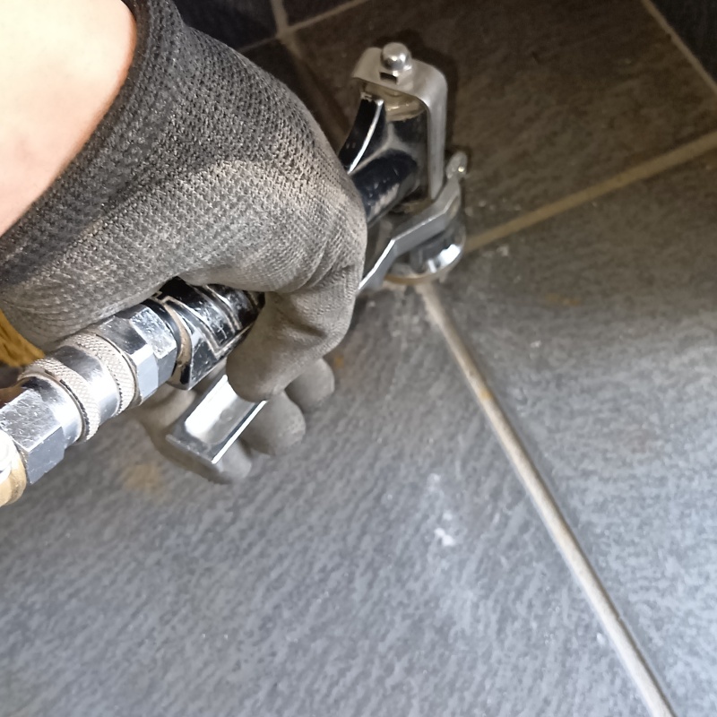 床に穴を開けて防蟻剤を注入