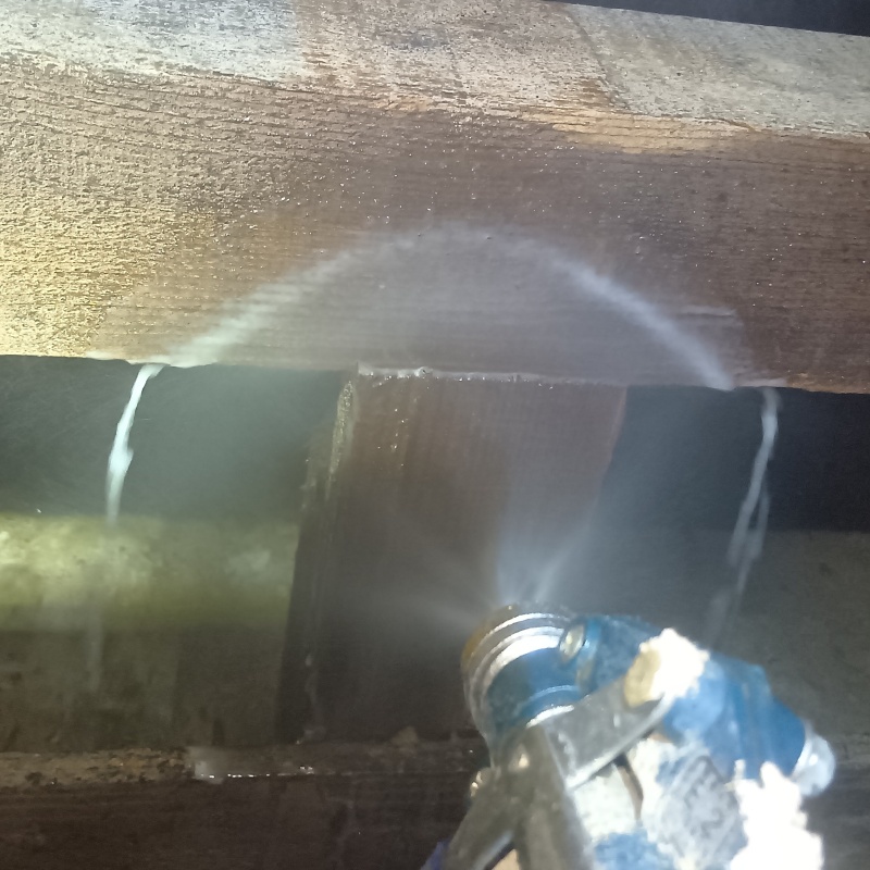 床下の木材にシロアリ駆除剤を散布