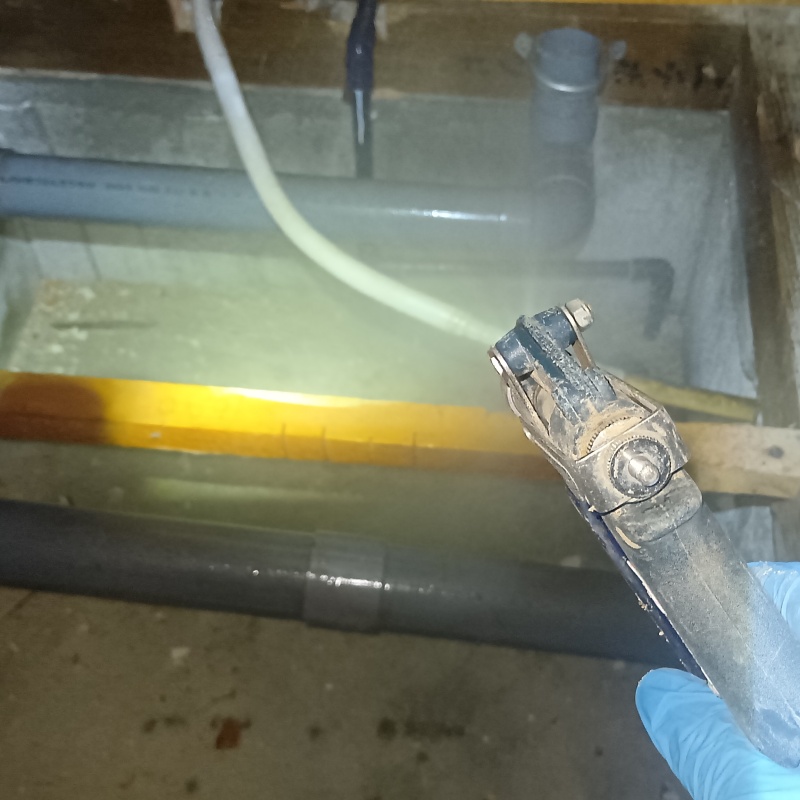 地面・基礎にシロアリ駆除剤を吹きつける様子