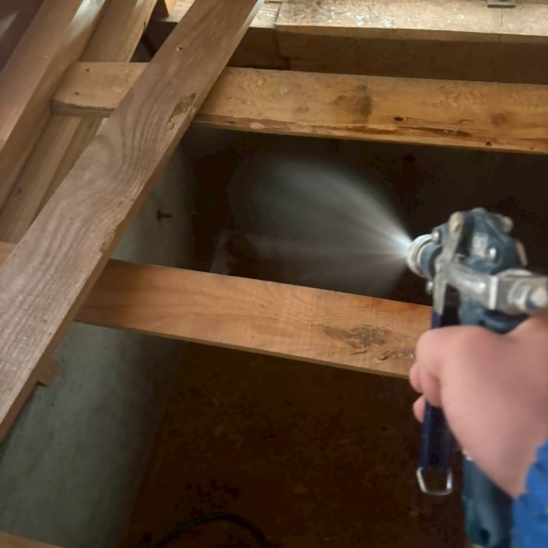 床下の地面にシロアリ駆除剤を散布