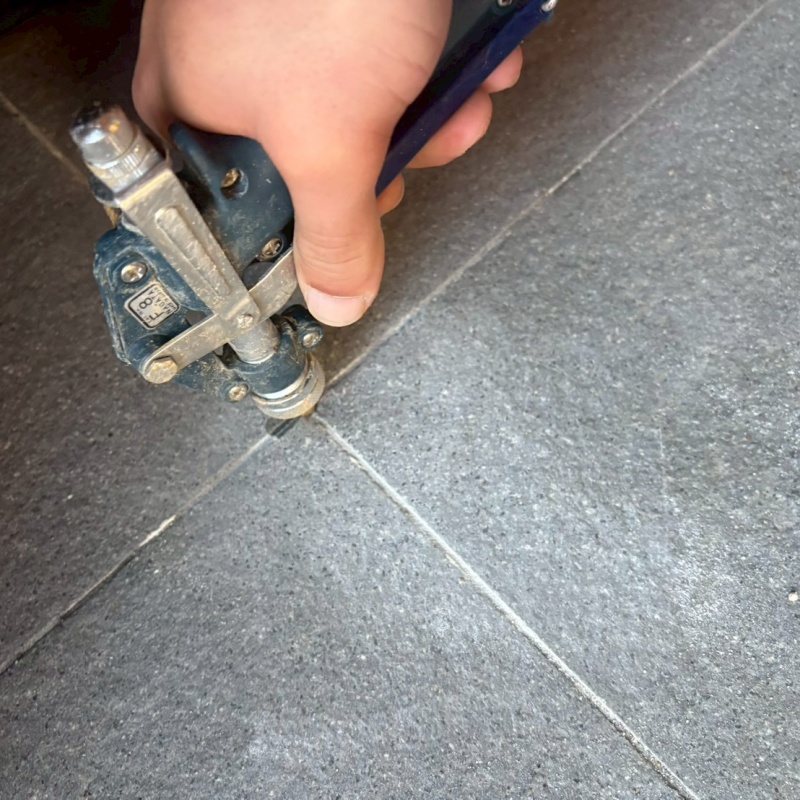 玄関床に穴を開けてシロアリ駆除剤を散布