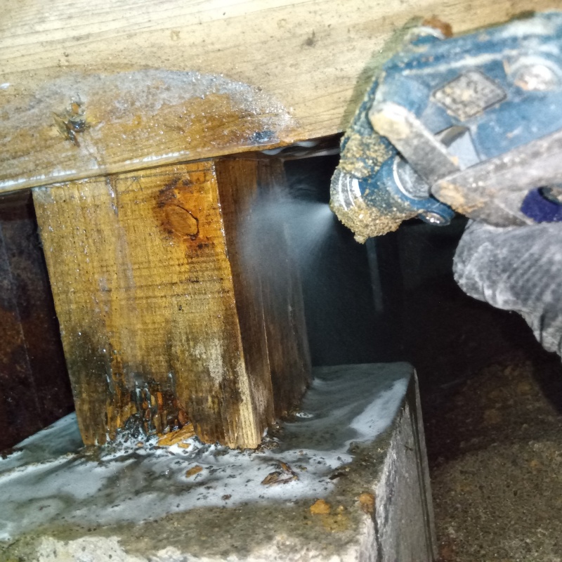 床下の木材に防蟻剤を散布