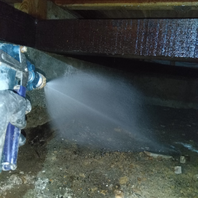 噴霧器で地面に防蟻剤を散布