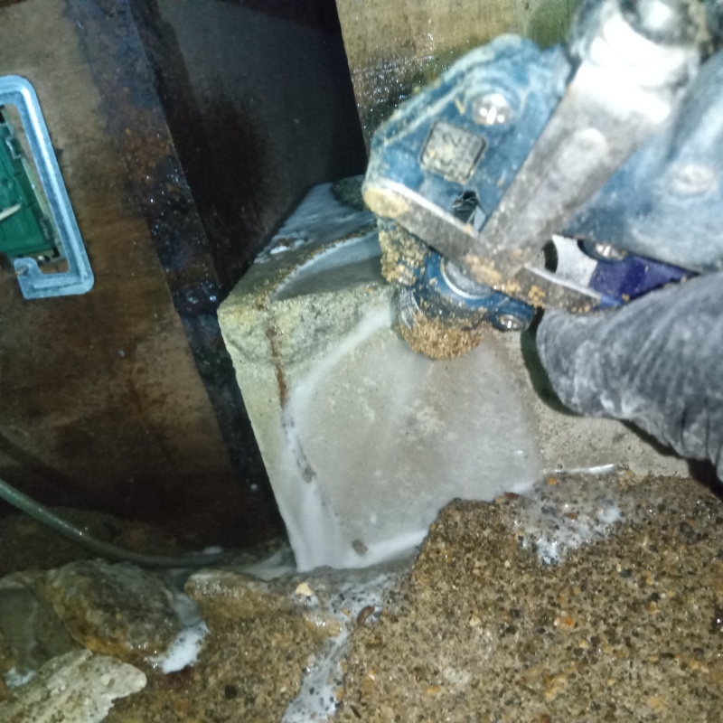 噴霧器でコンクリートに防蟻剤を散布