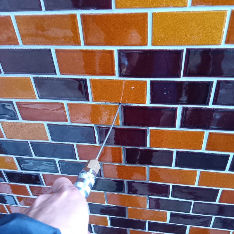 タイルのすき間から防蟻剤を散布