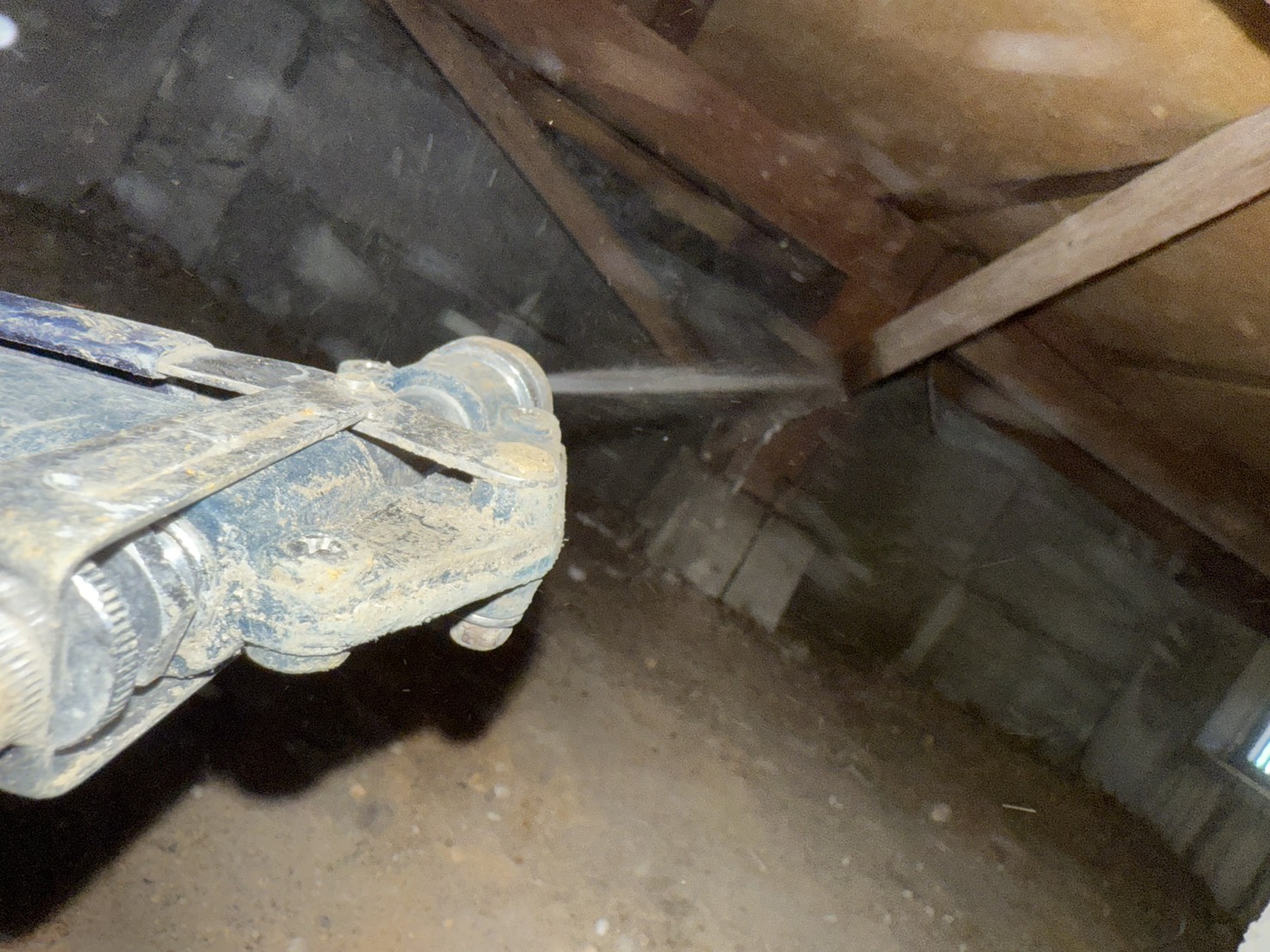 床下の木材に防蟻剤を散布