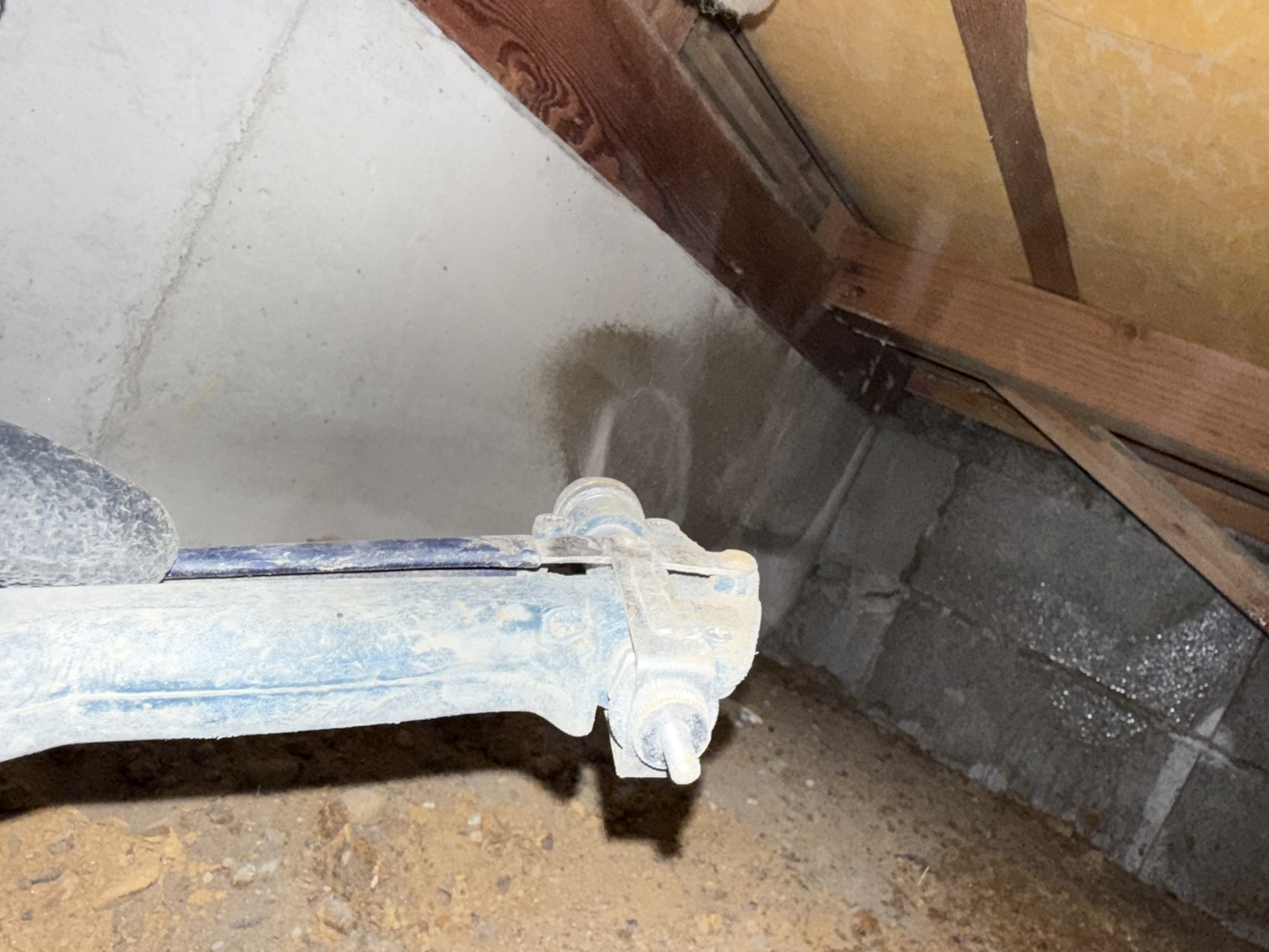 基礎に防蟻剤を散布している様子