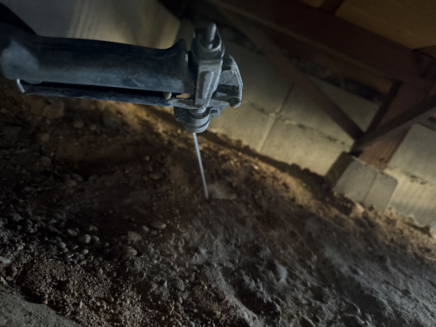 土壌に防蟻剤を散布している様子