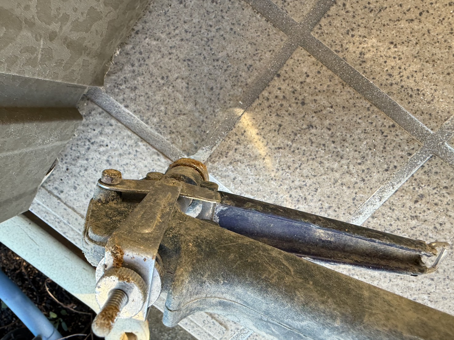 タイルのあいだから防蟻剤を注入