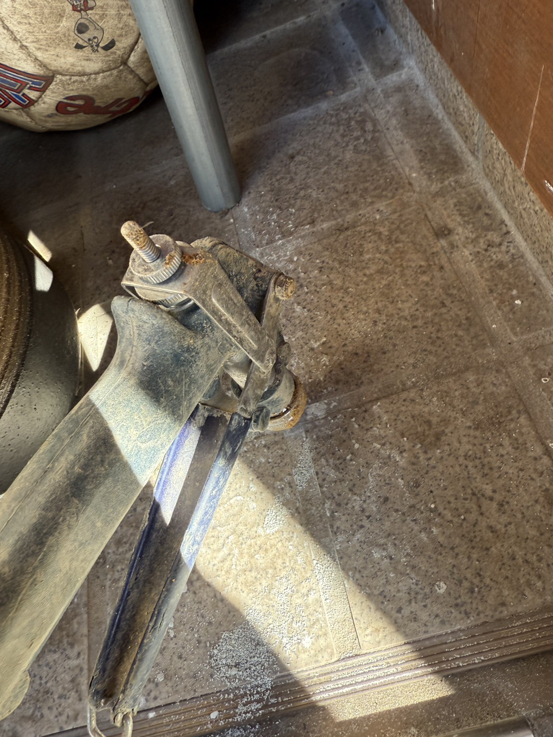 タイルのあいだから防蟻剤を注入