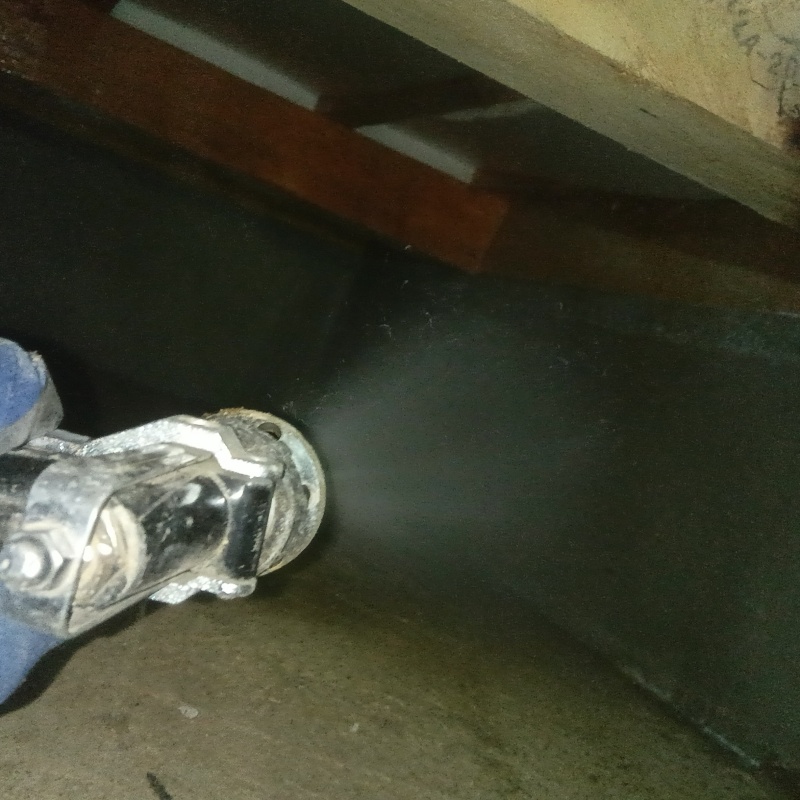 床下の木材に防蟻剤を散布する様子