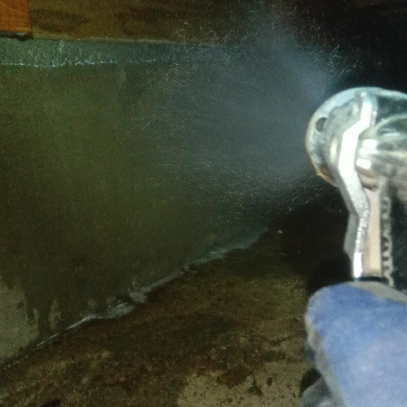 床下の木材に防蟻剤を散布する様子