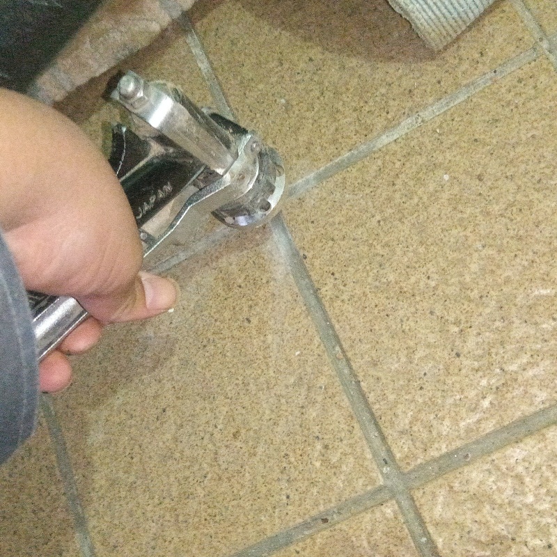 玄関床に防蟻剤を注入する様子