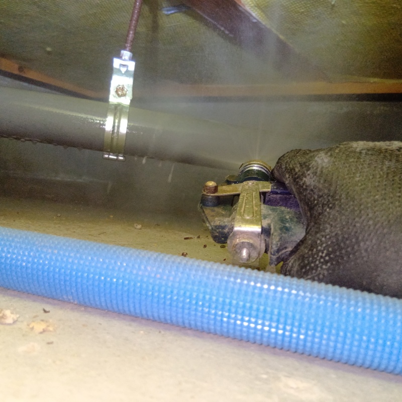 床下の木材に防蟻剤を散布