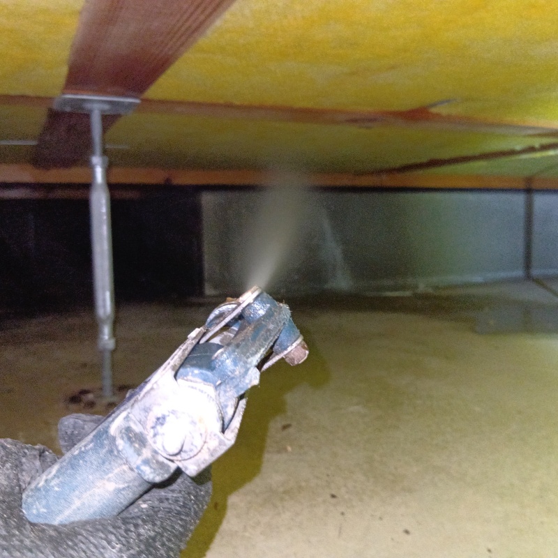 床下の木材に防蟻剤を散布