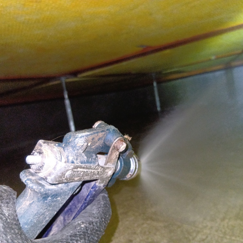 床下の土壌に防蟻剤を散布