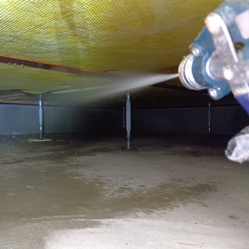 床下の土壌に防蟻剤を散布