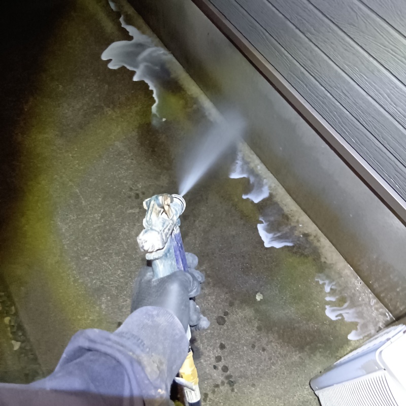 建物の外周に防蟻剤を散布